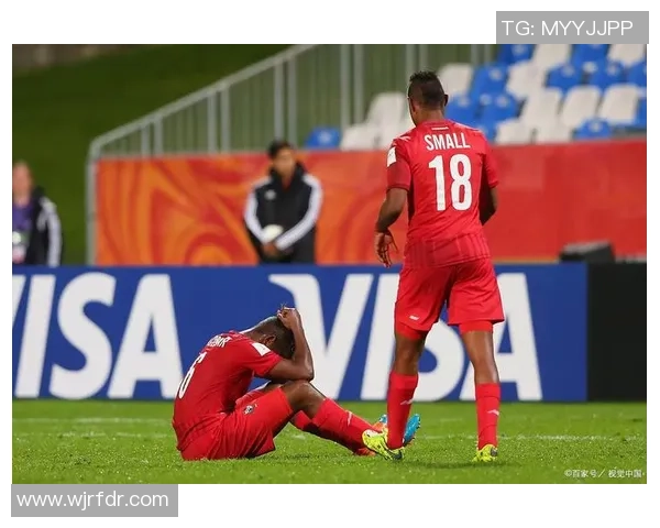 女球迷热衷观看足球明星精彩视频分享激情与梦想的瞬间 女球迷热衷观看足球明星精彩视频分享激情与梦想的瞬间